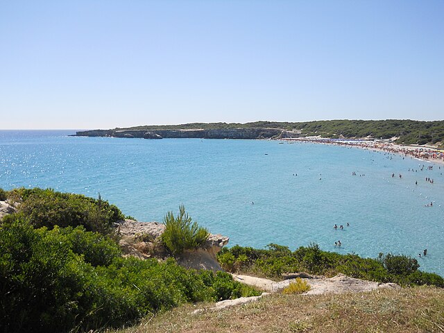 Spiaggia di Torre dell'Orso e faraglioni