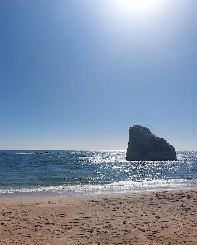 Vista sulla Torre aragonese di Torre Pali e il mare