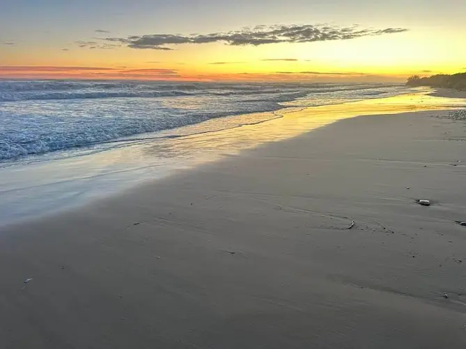 Scorcio panoramico di Torre Pali con spiaggia, mare e tramonto mozzafiato