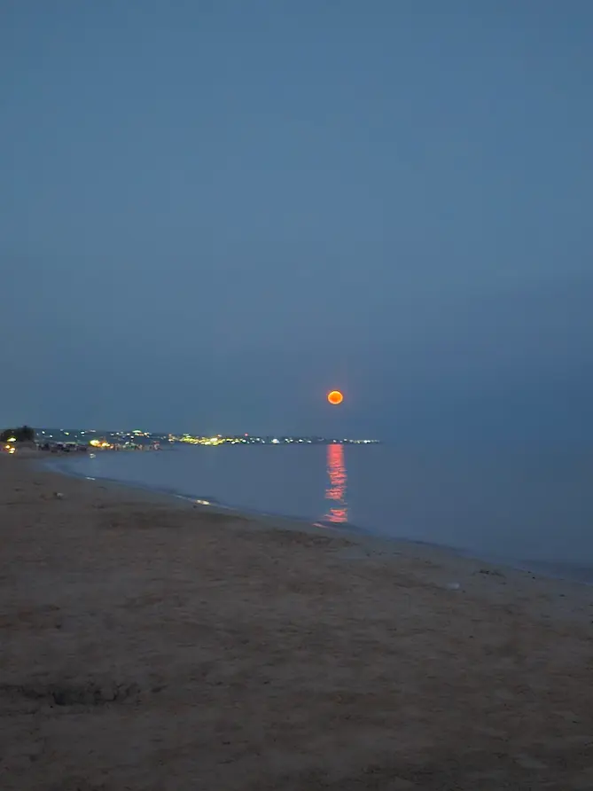Vista del tramonto su Torre Pali, con acque trasparenti e fondali bassi, Bandiera Blu Salento