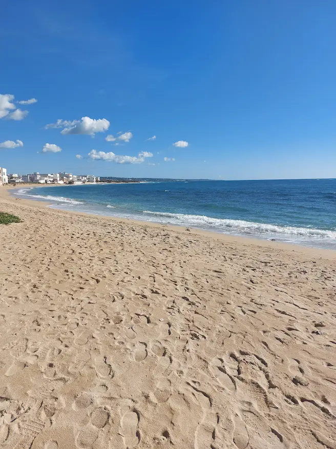 Spiaggia sabbiosa di Torre Pali tra cielo e mare