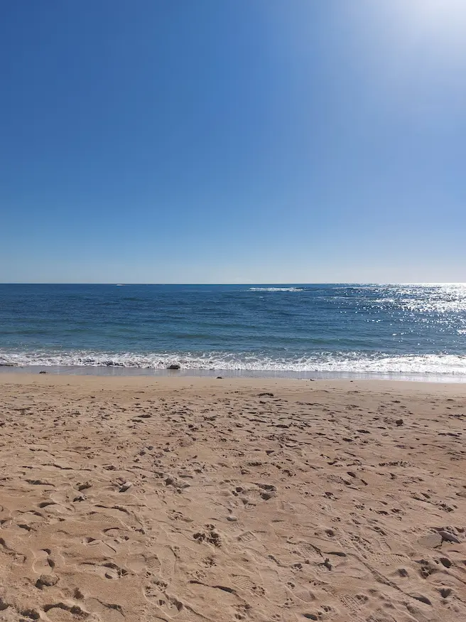 Vista frontale della spiaggia e del mare di Torre Pali con mare azzurro e sabbia fine